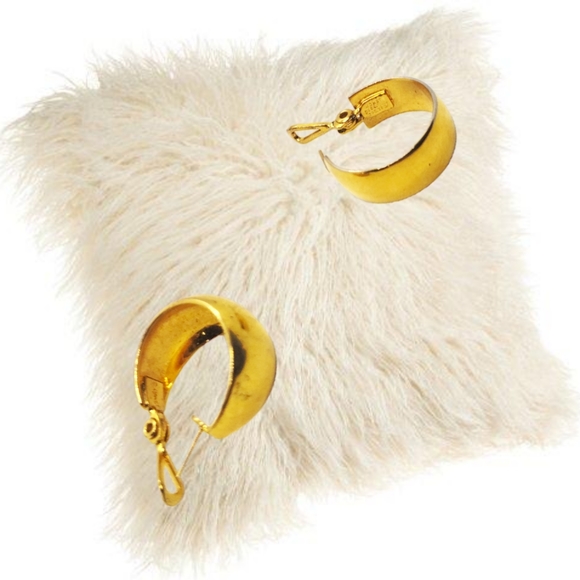 🎄10/$20. Hoop Gold Tone Earrings - Picture 3 of 4